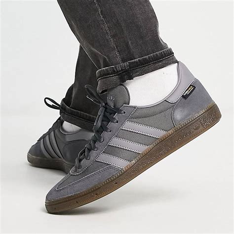 dark grey handball gum